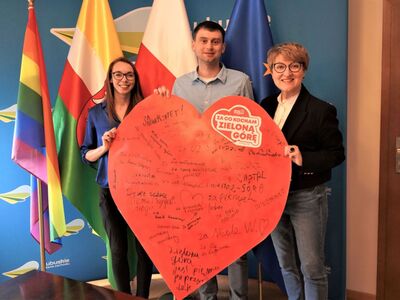 Przedstawiciele organizacji Młodzi Demokraci – Lubuskie: Natalia Łotocka i Grzegorz Gryncewicz z prezentem u marszałek Elżbiety Anny Polak.