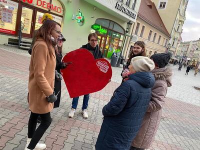 14 lutego 2023 r. Zielonogórzanie wpisują się na sercu organizacji Młodzi Demokraci - Lubuskie