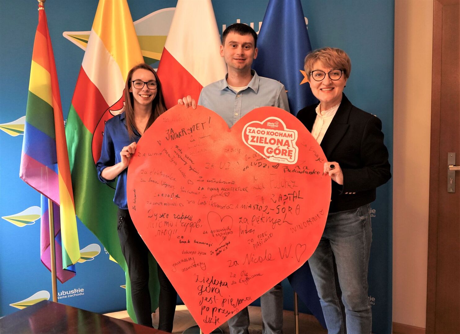 Przedstawiciele organizacji Młodzi Demokraci – Lubuskie: Natalia Łotocka i Grzegorz Gryncewicz z prezentem u marszałek Elżbiety Anny Polak. 