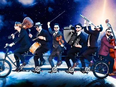 Orkiestra Na Dużym Rowerze – Big Bike Orchestra to sześciu muzyków, którzy wykonują pop-rockowe utwory nie schodząc z długaśnego jednośladu