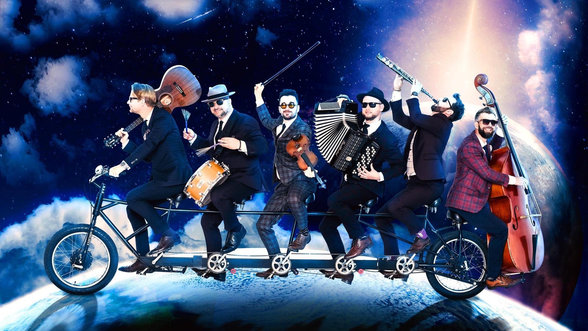 Orkiestra Na Dużym Rowerze – Big Bike Orchestra to sześciu muzyków, którzy wykonują pop-rockowe utwory nie schodząc z długaśnego jednośladu