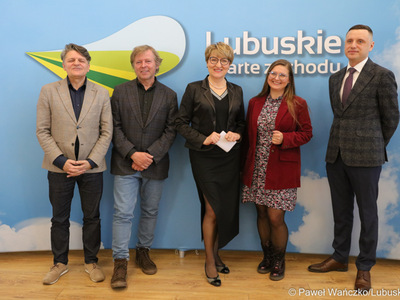 W sobotę, 29 kwietnia 2023 r. rozpoczyna się III Lubuski Festiwal Otwartych Piwnic i Winnic. Na wydarzenie w trakcie konferencji prasowej w dniu 28 kwietnia 2023 r. zapraszali: Marszałek Województwa Lubuskiego Elżbieta Anna Polak, dyrektor Departamentu Promocji i Strategii Marki urzędu marszałkowskiego Janusz Rewers, Kinga Kowalewska-Koziarska z Winnicy Kinga ze Starej Wsi k. Nowej Soli i Krzysztof Fedorowicz z Winnicy Miłosz w Łazie.