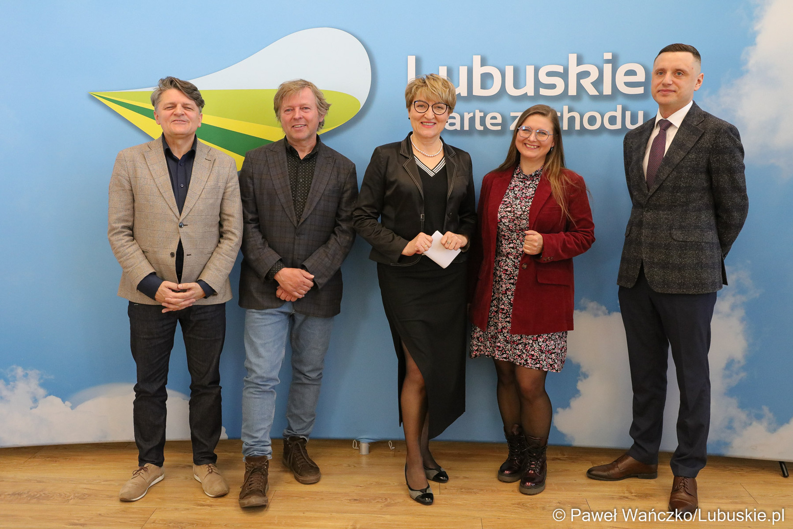 W sobotę, 29 kwietnia 2023 r. rozpoczyna się III Lubuski Festiwal Otwartych Piwnic i Winnic. Na wydarzenie w trakcie konferencji prasowej w dniu 28 kwietnia 2023 r. zapraszali: Marszałek Województwa Lubuskiego Elżbieta Anna Polak, dyrektor Departamentu Promocji i Strategii Marki urzędu marszałkowskiego Janusz Rewers, Kinga Kowalewska-Koziarska z Winnicy Kinga ze Starej Wsi k. Nowej Soli i Krzysztof Fedorowicz z Winnicy Miłosz w Łazie.