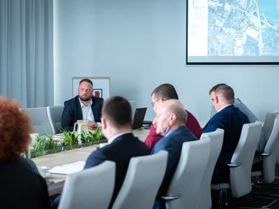 W piątek 28 kwietnia 2023 r. Marcin Jabłoński, członek Zarządu Województwa Lubuskiego, spotkał się z samorządowcami z północy regionu lubuskiego. Tematem rozmów był projekt remontu linii kolejowej nr 363 na odcinku Skwierzyna - Międzychód.