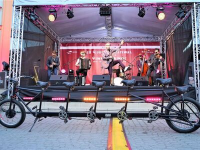 Orkiestra Na Dużym Rowerze to jedna z muzycznych gwiazd III Festiwalu Otwartych Piwnic i Winnic