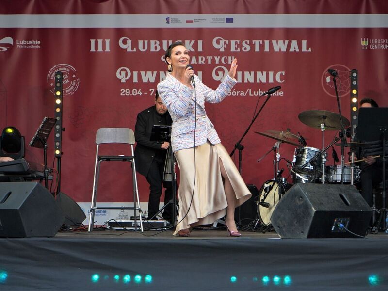 2 maja 2023 r. w ramach III Lubuskiego Festiwalu Otwartych Piwnic i Winnic, na dziedzińcu dawnej fabryki koniaków Raetscha w Zielonej Górze, wystąpiła z zespołem Olga Bończyk