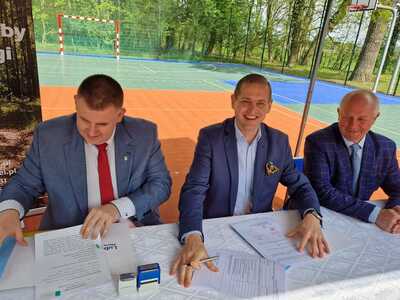 Programy Lubuska Baza Sportowa i Lubuska Baza Turystyczna zmieniają oblicze naszego regionu - uroczyste podpisanie umów w Trzcielu