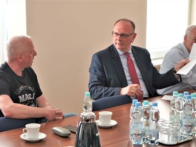 W piątek 5 maja 2023 r. wicemarszałek Stanisław Tomczyszyn spotkał się z mieszkańcami Mirocina Dolnego. Temat? Rekultywacja składowiska odpadów.