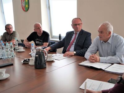 W piątek 5 maja 2023 r. wicemarszałek Stanisław Tomczyszyn spotkał się z mieszkańcami Mirocina Dolnego. Temat? Rekultywacja składowiska odpadów.