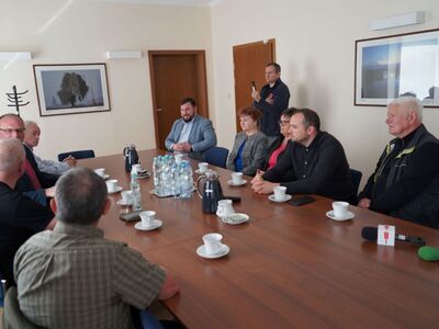 W piątek 5 maja 2023 r. wicemarszałek Stanisław Tomczyszyn spotkał się z mieszkańcami Mirocina Dolnego. Temat? Rekultywacja składowiska odpadów.