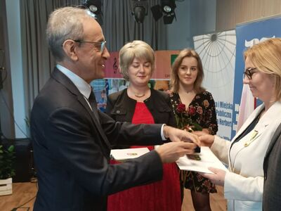 Mirosław Marcinkiewicz - Wiceprzewodniczący SWL wręcza odznakę Sylwii Markiewicz - 08 maja 2023 r.
