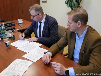 Burmistrz Szprotawy Mirosław Gąsik (z lewej) i Wicemarszałek Województwa Lubuskiego Łukasz Porycki 