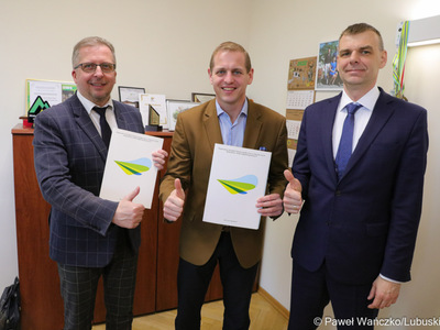 Od lewej: burmistrz Szprotawy Mirosław Gąsik, Wicemarszałek Województwa Lubuskiego Łukasz Porycki oraz dyrektor Regionalnego Ośrodka Polityki Społecznej w Zielonej Górze Jakub Piosik.