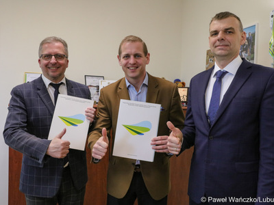 Od lewej: burmistrz Szprotawy Mirosław Gąsik, Wicemarszałek Województwa Lubuskiego Łukasz Porycki oraz dyrektor Regionalnego Ośrodka Polityki Społecznej w Zielonej Górze Jakub Piosik.