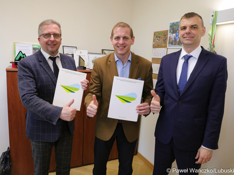 Od lewej: burmistrz Szprotawy Mirosław Gąsik, Wicemarszałek Województwa Lubuskiego Łukasz Porycki oraz dyrektor Regionalnego Ośrodka Polityki Społecznej w Zielonej Górze Jakub Piosik.