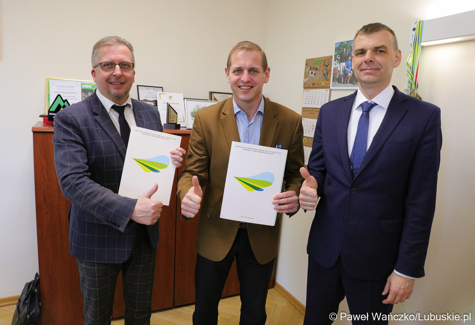 Od lewej: burmistrz Szprotawy Mirosław Gąsik, Wicemarszałek Województwa Lubuskiego Łukasz Porycki oraz dyrektor Regionalnego Ośrodka Polityki Społecznej w Zielonej Górze Jakub Piosik.