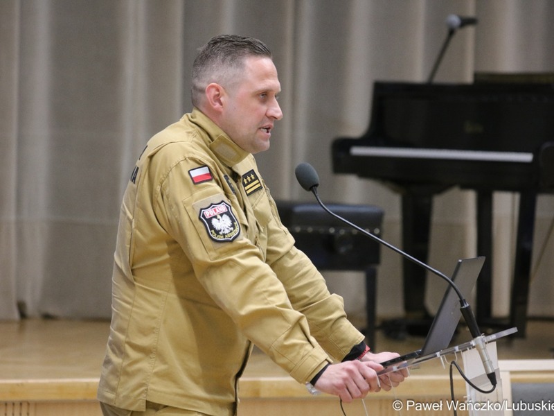 St. bryg. Krystian Kosela, zastępca lubuskiego komendanta wojewódzkiego Państwowej Straży Pożarnej w Gorzowie Wlkp. podczas wystąpienia na sesji Sejmiku.