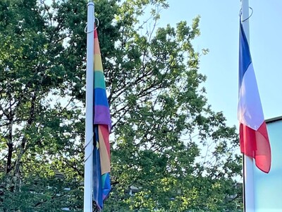 Tęczowa flaga przed siedzibą partnerskiego Departamentu le Lot