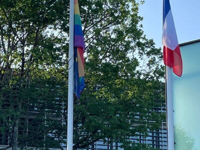 Tęczowa flaga przed siedzibą partnerskiego Departamentu le Lot