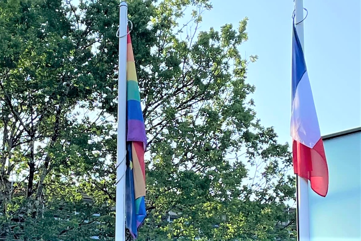 Tęczowa flaga przed siedzibą partnerskiego Departamentu le Lot
