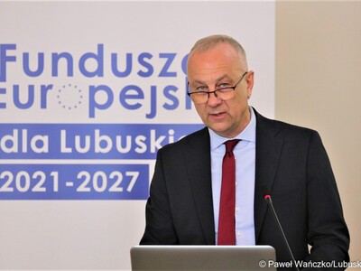 Członek zarządu województwa lubuskiego Marcin Jabłoński wraz z przedstawicielami departamentów funduszowych Urzędu Marszałkowskiego Województwa Lubuskiego przybliżają w lubuskich powiatach możliwości korzystania z programu Fundusze Europejskie dla Lubuskiego 2021-2027