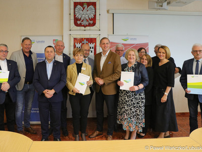 W poniedziałek, 22 maja 2023 r., w Sławie wicemarszałek Łukasz Porycki podpisał kolejne umowy na dofinansowania w ramach programów Lubuska Baza Sportowa oraz dotacje na lubuskie zabytki. W wydarzeniu wzięli przedstawiciele samorządów i parafii.