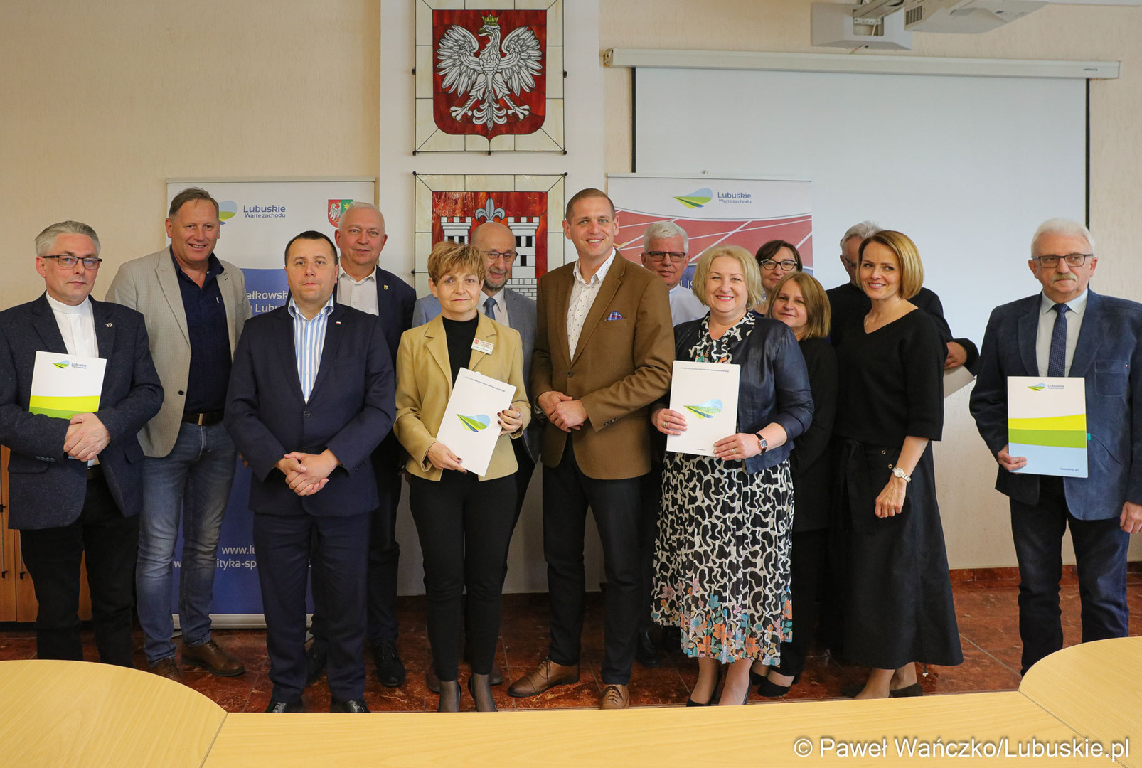 W poniedziałek, 22 maja 2023 r., w Sławie wicemarszałek Łukasz Porycki podpisał kolejne umowy na dofinansowania w ramach programów Lubuska Baza Sportowa oraz dotacje na lubuskie zabytki. W wydarzeniu wzięli przedstawiciele samorządów i parafii.