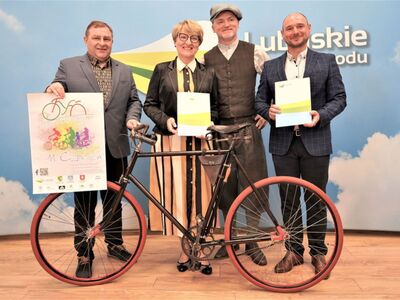 Na wtorkowej (23 maja 2023 r.) konferencji prasowej w UMWL, marszałek podkreśliła, że samorząd województwa lubuskiego od lat wspiera turystykę rowerową