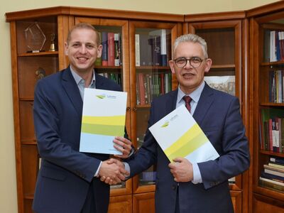23 maja 2023 r. rektor Uniwersytetu Zielonogórskiego prof. dr hab. Wojciech Strzyżewski i wicemarszałek województwa lubuskiego Łukasz Porycki, podpisali umowę na przekazanie uczelni dotacji w wysokości 600 tys. zł
