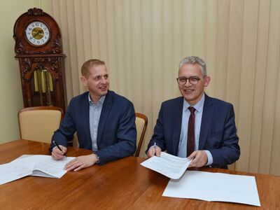 23 maja 2023 r. rektor Uniwersytetu Zielonogórskiego prof. dr hab. Wojciech Strzyżewski i wicemarszałek województwa lubuskiego Łukasz Porycki, podpisali umowę na przekazanie uczelni dotacji w wysokości 600 tys. zł
