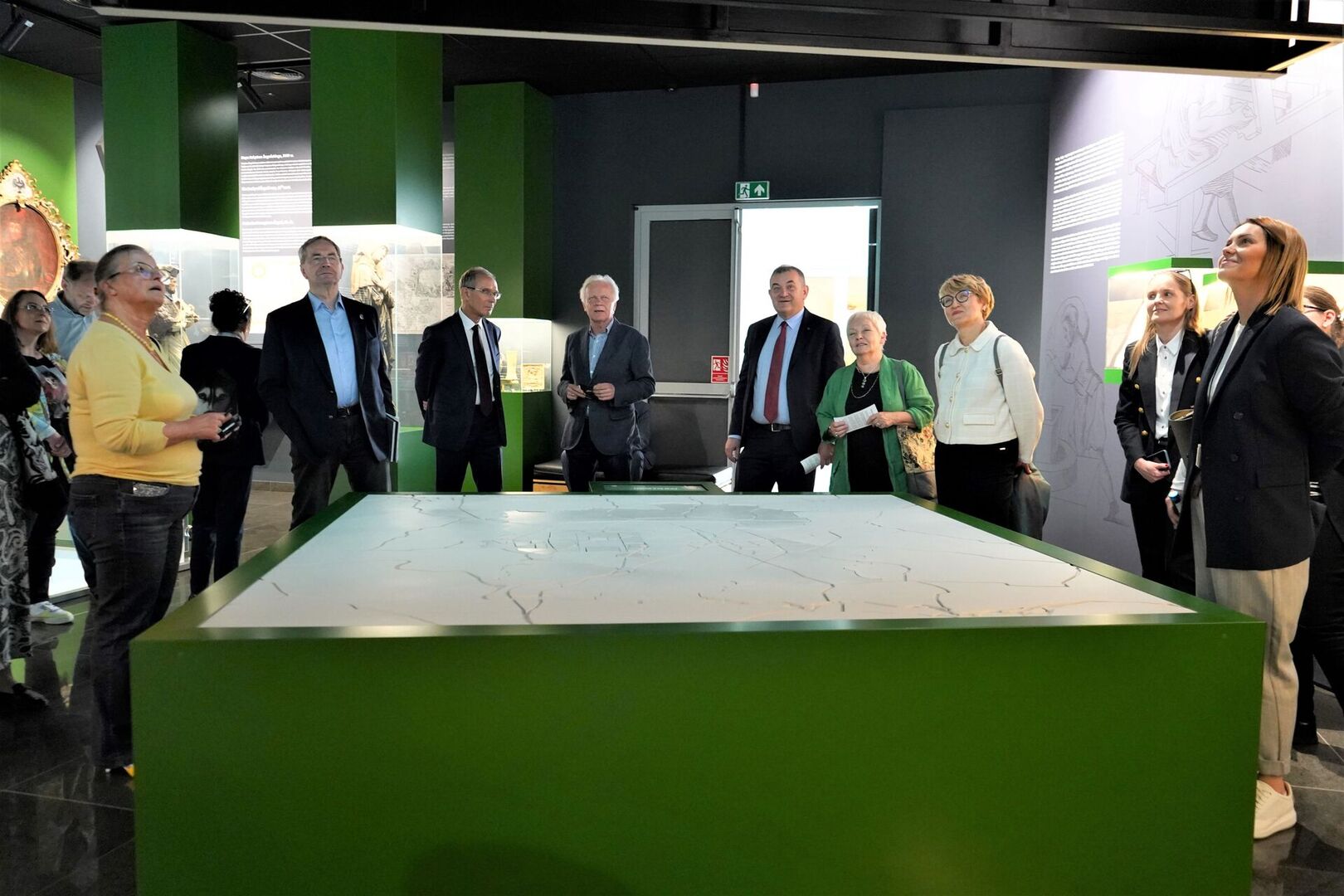 W czwartek, 25 maja 2023 r. członkowie senackich Komisji Samorządu Terytorialnego i Administracji Państwowej oraz Komisji Nadzwyczajnej ds. Klimatu zwiedzili Scenę Lalkową Lubuskiego Teatru i Muzeum Ziemi Lubuskiej w Zielonej Górze.