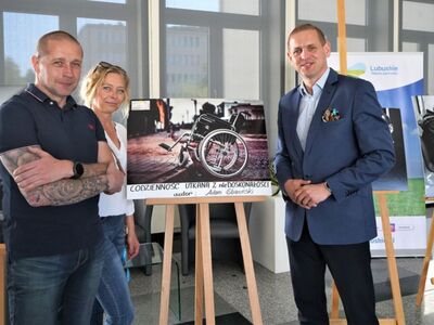 29 maja 2023 r. Otwarcie w holu Urzędu Marszałkowskiego Województwa Lubuskiego w Zielonej Górze wystawy „CODZIENNOŚĆ UTKANA z nieDOSKONAŁOŚCI”