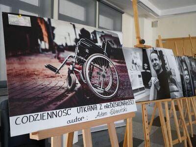 29 maja 2023 r. Otwarcie w holu Urzędu Marszałkowskiego Województwa Lubuskiego w Zielonej Górze wystawy „CODZIENNOŚĆ UTKANA z nieDOSKONAŁOŚCI”