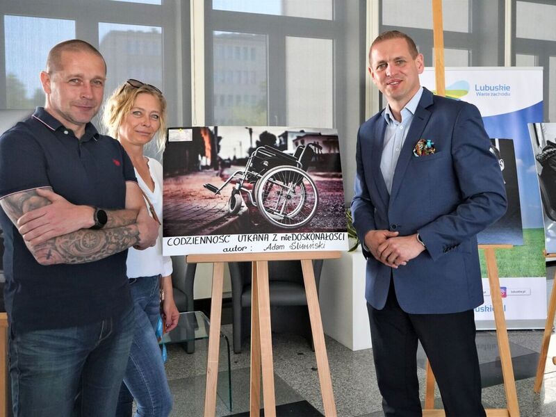 29 maja 2023 r. Otwarcie w holu Urzędu Marszałkowskiego Województwa Lubuskiego w Zielonej Górze wystawy „CODZIENNOŚĆ UTKANA z nieDOSKONAŁOŚCI”