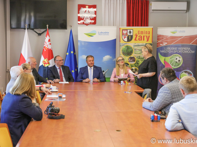 We wtorek, 30 maja 2023 r., w Żarach wicemarszałek Stanisław Tomczyszyn podpisał kolejne umowy na dofinansowania w ramach programów Lubuska Baza Sportowa i Lubuska Baza Turystyczna oraz dotacje na lubuskie zabytki. W wydarzeniu udział wziął również Wacław Maciuszonek, przewodniczący Sejmiku Województwa Lubuskiego.