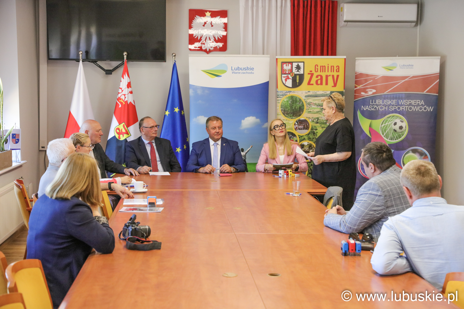 We wtorek, 30 maja 2023 r., w Żarach wicemarszałek Stanisław Tomczyszyn podpisał kolejne umowy na dofinansowania w ramach programów Lubuska Baza Sportowa i Lubuska Baza Turystyczna oraz dotacje na lubuskie zabytki. W wydarzeniu udział wziął również Wacław Maciuszonek, przewodniczący Sejmiku Województwa Lubuskiego.