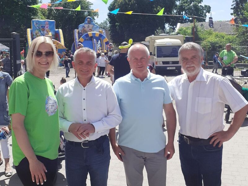 Zbigniew Kołodziej (drugi z prawej), Pastor Alfred Rokitnicki (z prawej), Przewodniczący RM w Świebodzinie Tomasz Olesiak (drugi z lewej).
