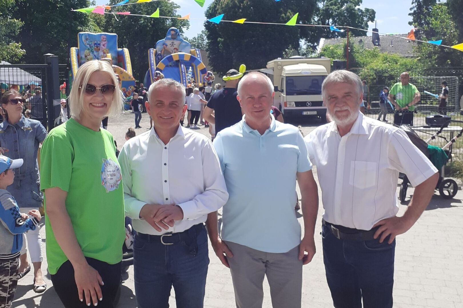 Zbigniew Kołodziej (drugi z prawej), Pastor Alfred Rokitnicki (z prawej), Przewodniczący RM w Świebodzinie Tomasz Olesiak (drugi z lewej).