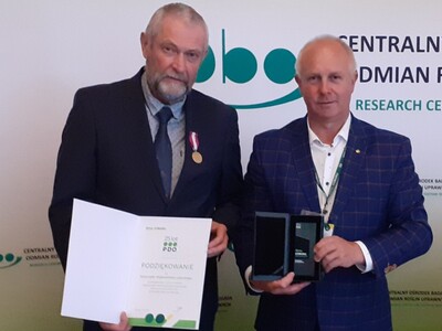 Zbigniew Kołodziej (z prawej) i Mariusz Krepski - dyrektor Stacji Doświadczalnej Oceny Odmian w Świebodzinie (z lewej).