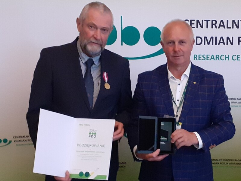 Zbigniew Kołodziej (z prawej) i Mariusz Krepski - dyrektor Stacji Doświadczalnej Oceny Odmian w Świebodzinie (z lewej).  