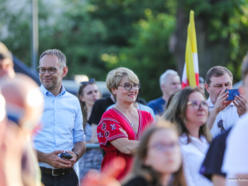 Marszałek Elżbieta Anna Polak podczas Święta Województwa Lubuskiego we Wschowie. z lewej burmistrz Konrad Antkowiak.