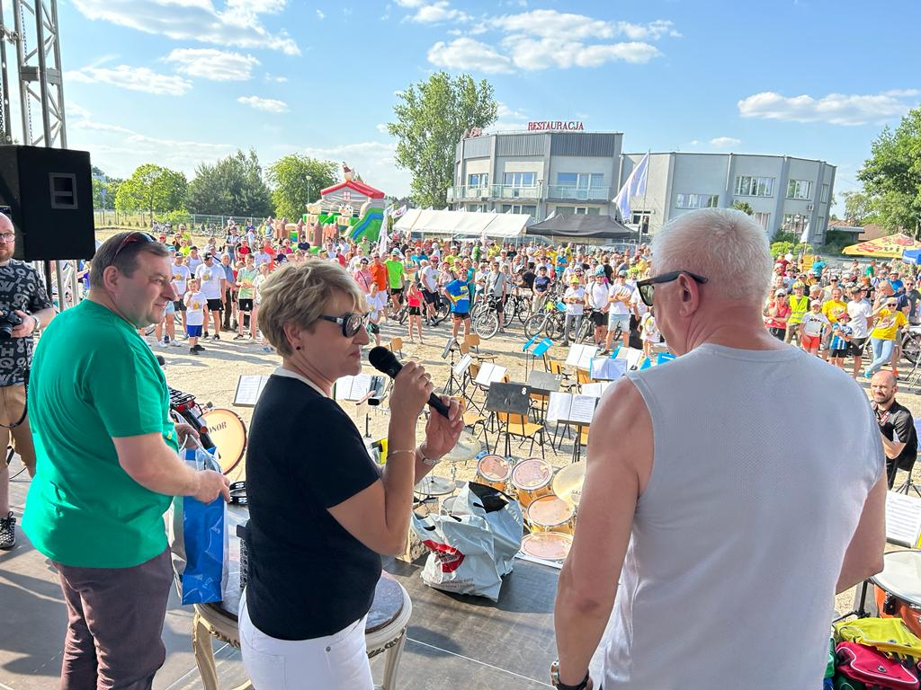 Marszałek Elżbieta Anna Polak, senator Wadim Tyszkiewicz oraz radny województwa lubuskiego Grzegorz Potęga na scenie losowali nagrody dla uczestników święta.