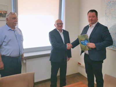 Pół miliona  na wsparcie pszczelarzy – podpisanie umów