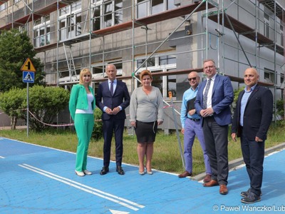 Termomodernizacja szkoły w podszprotawskich Wiechlicach ma się zakończyć we wrześniu 2023 r. Prace są na zaawansowanym etapie, o czym opowiadały dyrektorki placówki: Cecylia Brodzińska i Gabriela Laudacka.