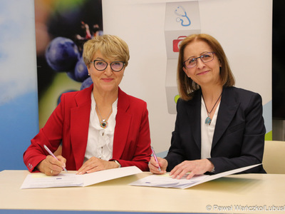 Marszałek Elżbieta Anna Polak oraz dr hab. Barbara Literska, prof. UZ, prorektor ds. studenckich Uniwersytetu Zielonogórskiego, podpisały umowę na dotacje dla kół naukowych.