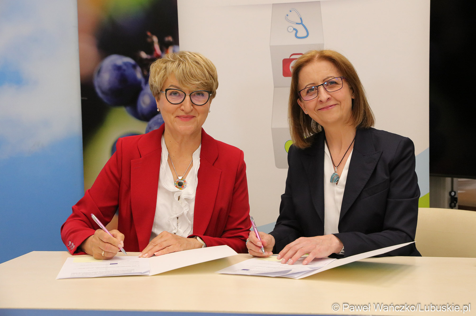 Marszałek Elżbieta Anna Polak oraz dr hab. Barbara Literska, prof. UZ, prorektor ds. studenckich Uniwersytetu Zielonogórskiego, podpisały umowę na dotacje dla kół naukowych.