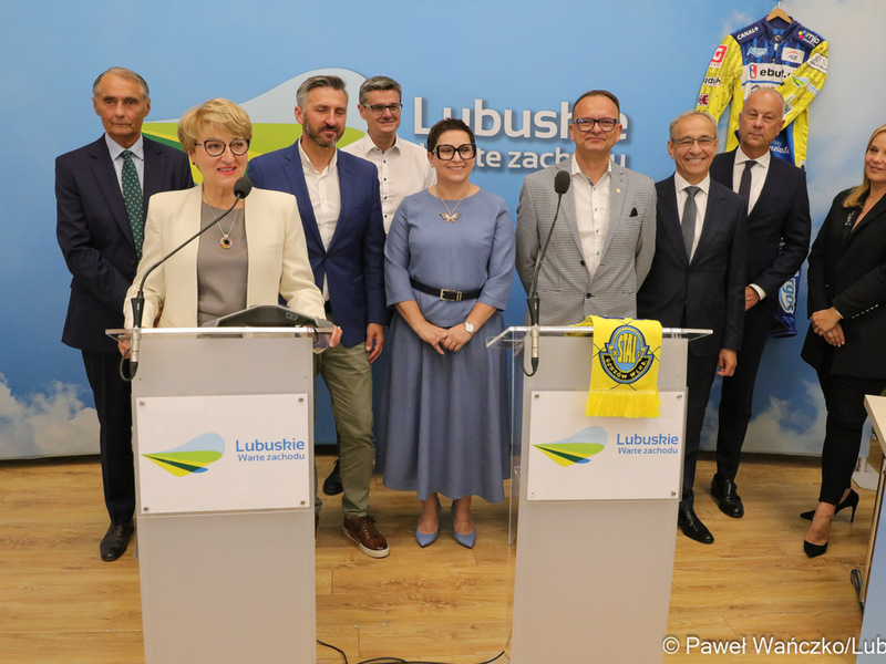 Marszałek Elżbieta Anna Polak i prezes Stali Gorzów Waldemar Sadowski w poniedziałek 19 czerwca 2023 r. podpisali umowę na promocję województwa lubuskiego podczas meczów PGE Ekstraliga.