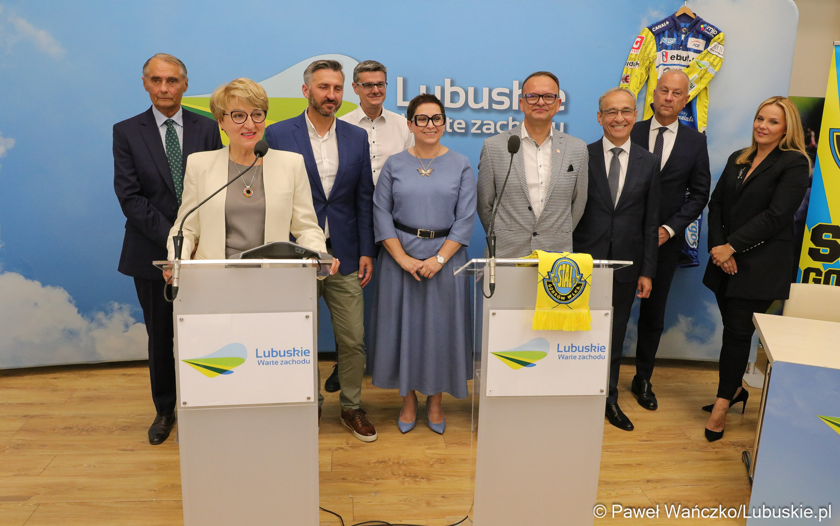 Marszałek Elżbieta Anna Polak i prezes Stali Gorzów Waldemar Sadowski w poniedziałek 19 czerwca 2023 r. podpisali umowę na promocję województwa lubuskiego podczas meczów PGE Ekstraliga.