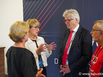 Marszałek Elżbieta Anna Polak podczas rozmowy z prof. Friedhelmem Loh oraz Januszem Szajną