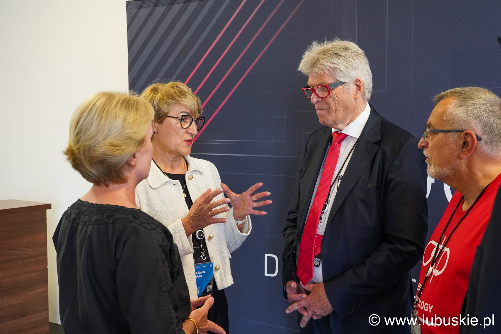 Marszałek Elżbieta Anna Polak podczas rozmowy z prof. Friedhelmem Loh oraz Januszem Szajną